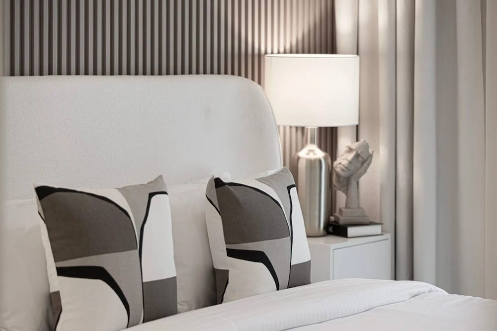 Burj Crown Lux Apartment by Dubai Mall