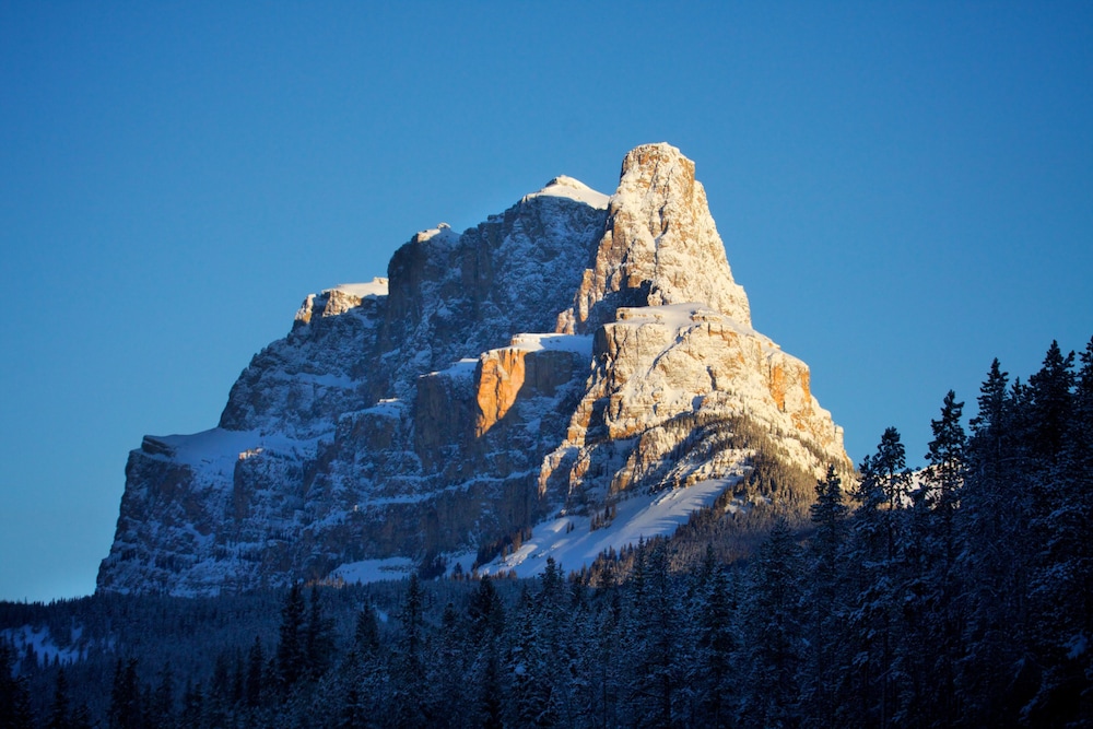 Storm Mountain Lodge Cabins & Dining