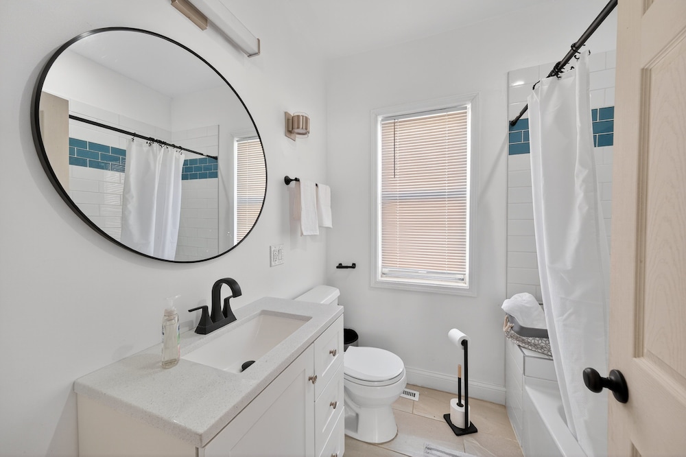 Chicago Getaway With Pool Table & Modern Comfort 3 Bedroom Home