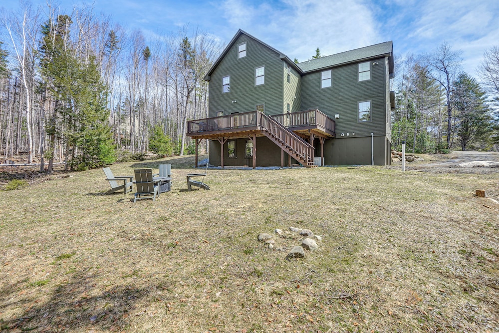 Deck & Fire Pit: All-season Wilmington Retreat
