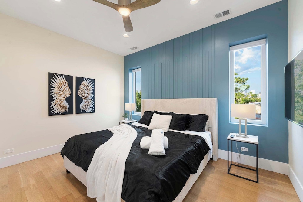 New 3bed 2bath Condo With Parking by United Center