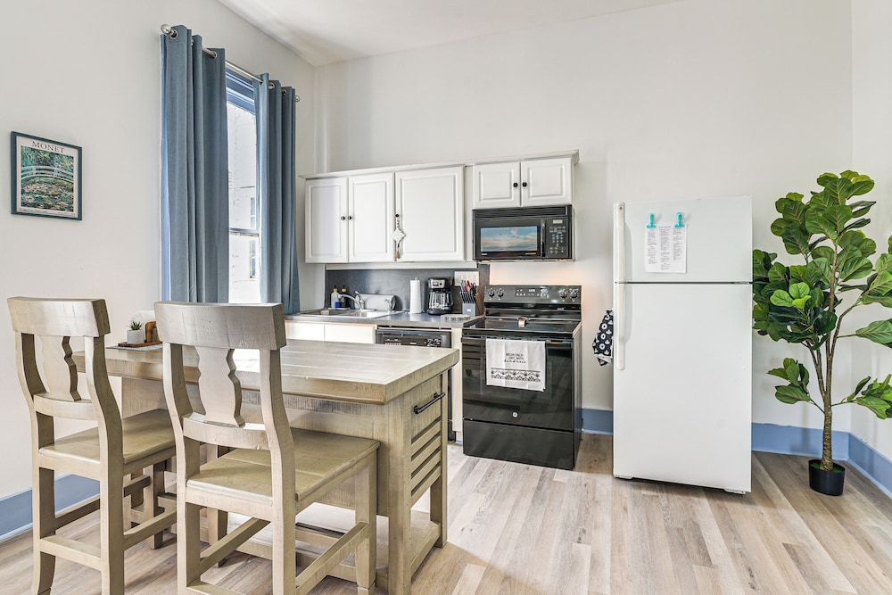 1 Mi to Beach: Historic Retreat in Galveston