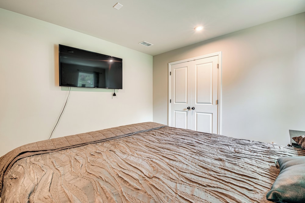 11 Mi to Dtwn: Luxe Atlanta Retreat w/ Deck & Yard