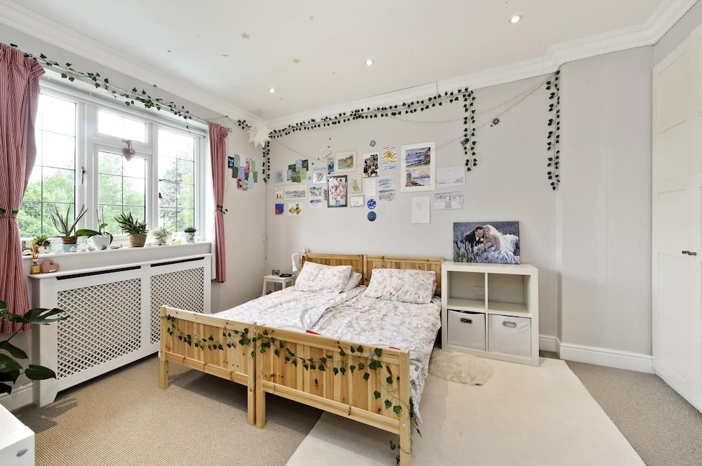 Spacious 7 Bedroom Family Home Barnes