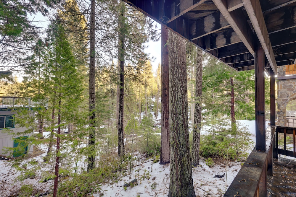 5 Mi to Dodge Ridge: Cabin in Strawberry