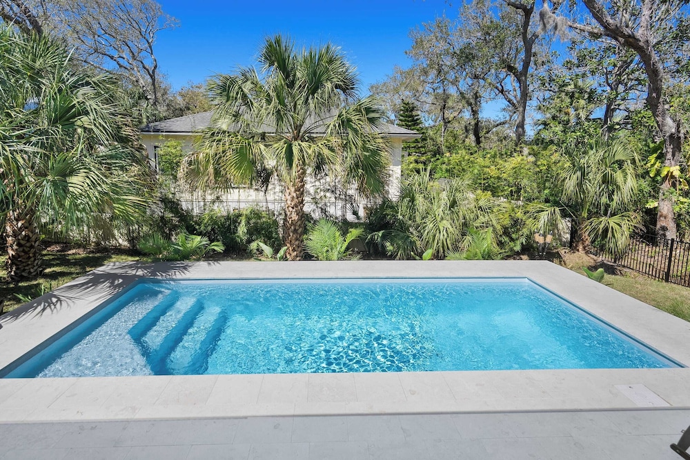 Serenity at Surfside by Avantstay Pool, Porches, Fire Pit & Arcade Near Vilano Beach