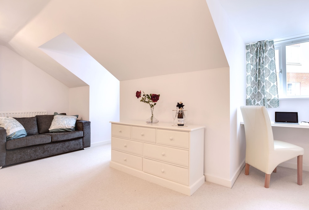BookedUK - Penthouse 3 Bedroom Apartment 2