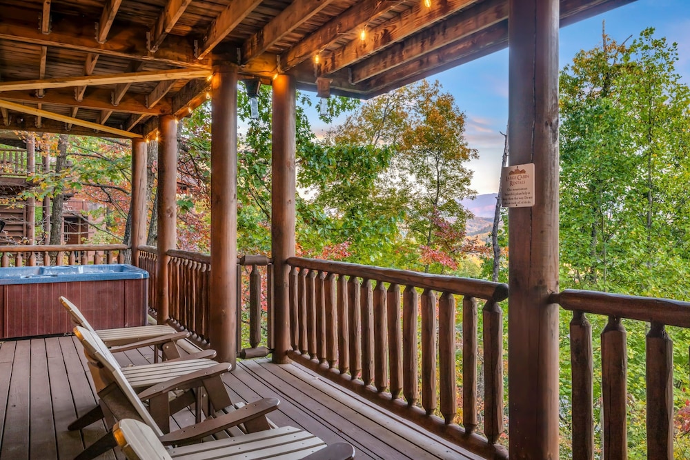 Grand View Lodge Panoramic Views Hot Tubs Game Room Theater Sleeps 56 Guests