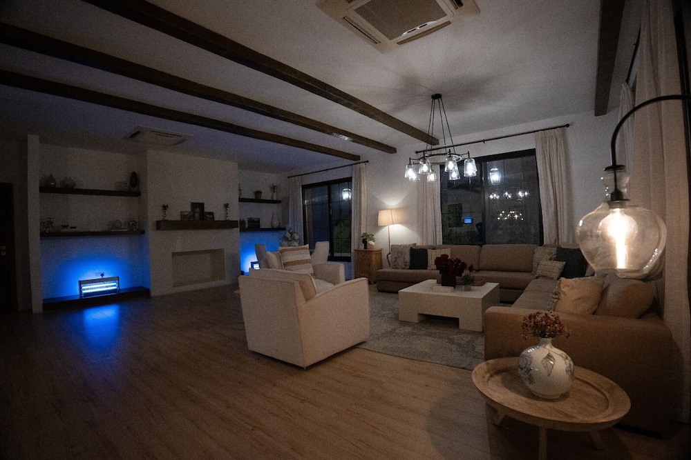 Al Junaidi Farm by Bridge Retreats