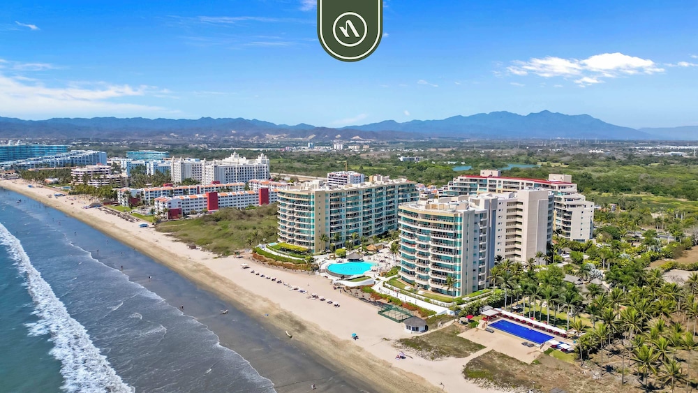 Oceanfront 2 BR Condo - Beach - Restaurant - Gym