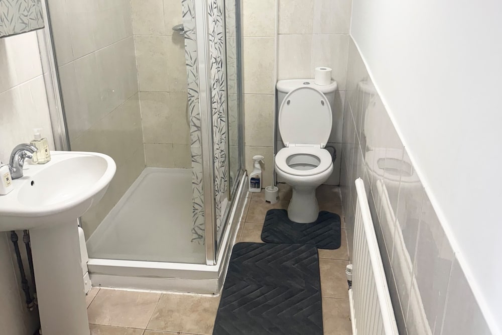 Central 4 Bed House - Sleeps 8 & Free Parking