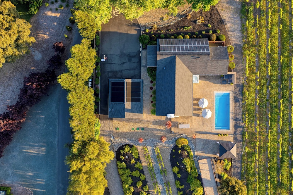 Chic Sonoma Oasis w/ Pool, Bocce, Hot Tub + Minutes to Downtown