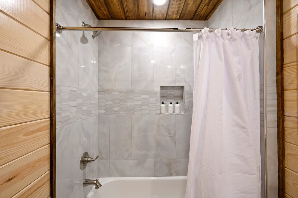 Family-friendly Broken Bow Cabin w spa Game Room
