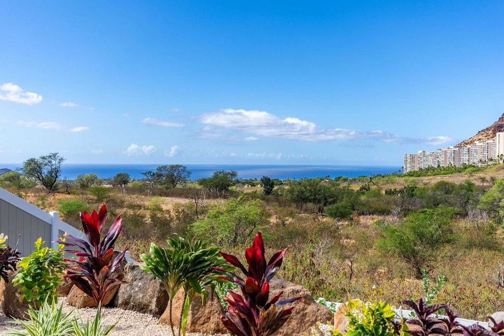 Sleeps 16, 2 Homes Ocean Views, Shared Pool + Gym, Near the Beach Avantstay