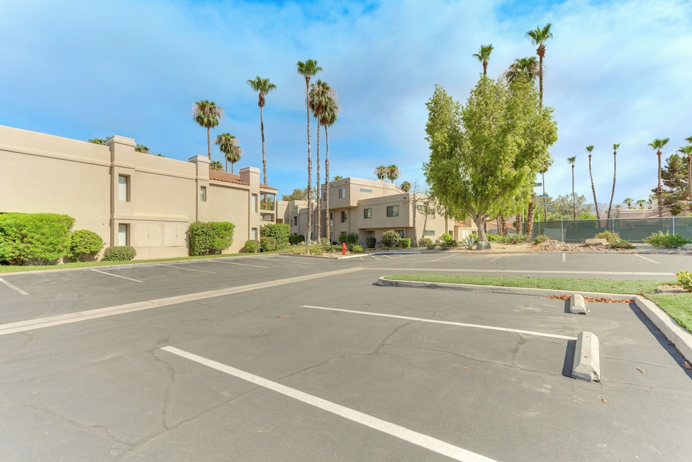 Golf, Hike & Relax: Cathedral City Condo