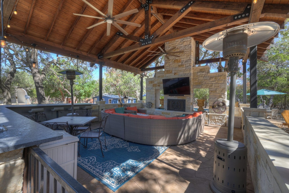 Terracotta Oasis - Wimberley for 30 Guests