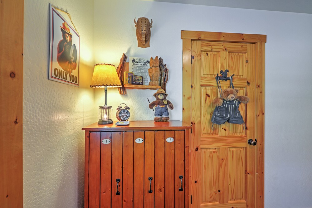 Klamath Falls Vacations - Bright Klamath Falls Cabin w/ Deck Mtn Views! - Property Image 13