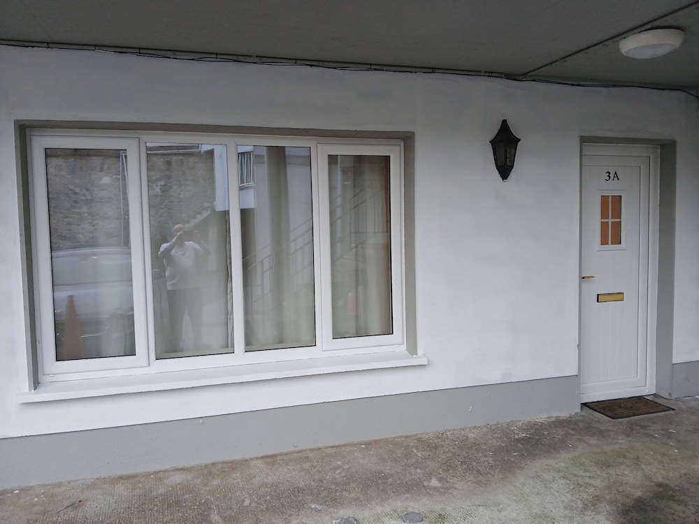 Galway 2-bed Apt, Sleeps 4, 5-min Walk to Station