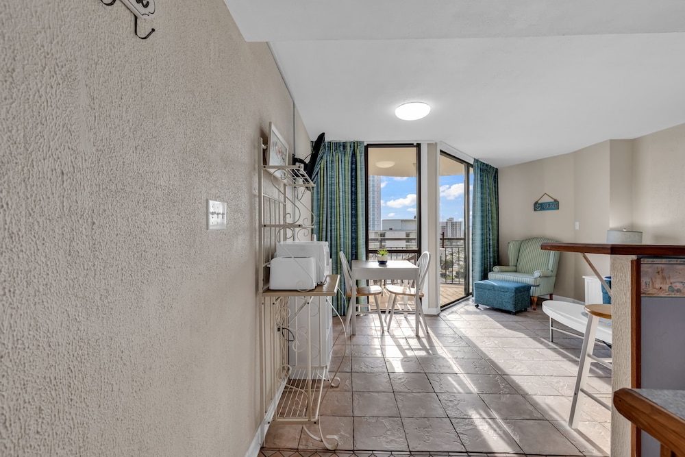 Hosteeva Oceanview Meridian Plaza Condo