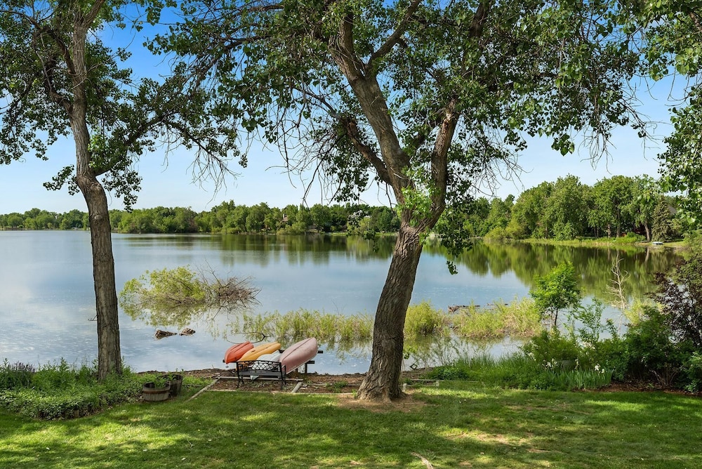 Peaceful Retro Retreat w/Stunning Lake Views!!