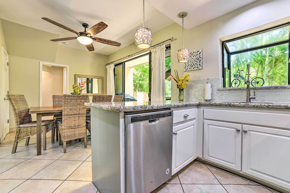 Bright & Airy Lahaina Condo - Walk to Beach!