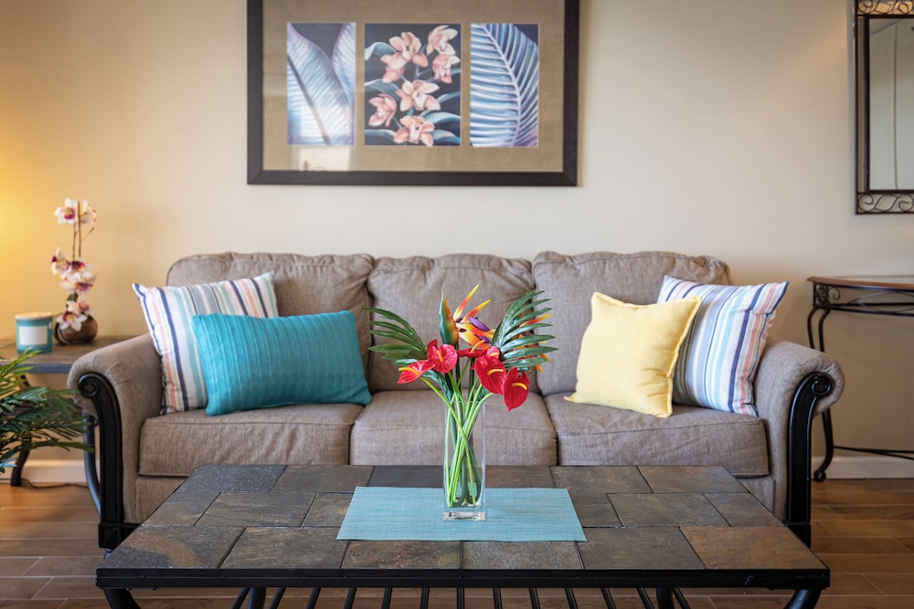 High Floor Ocean View Condo (King Bed and Parking): lounge photo