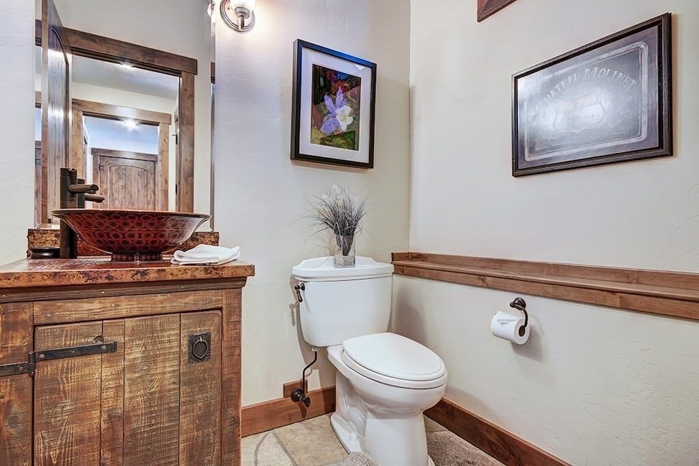 Mountain Majesty Manor 5 Bedroom Home by RedAwning