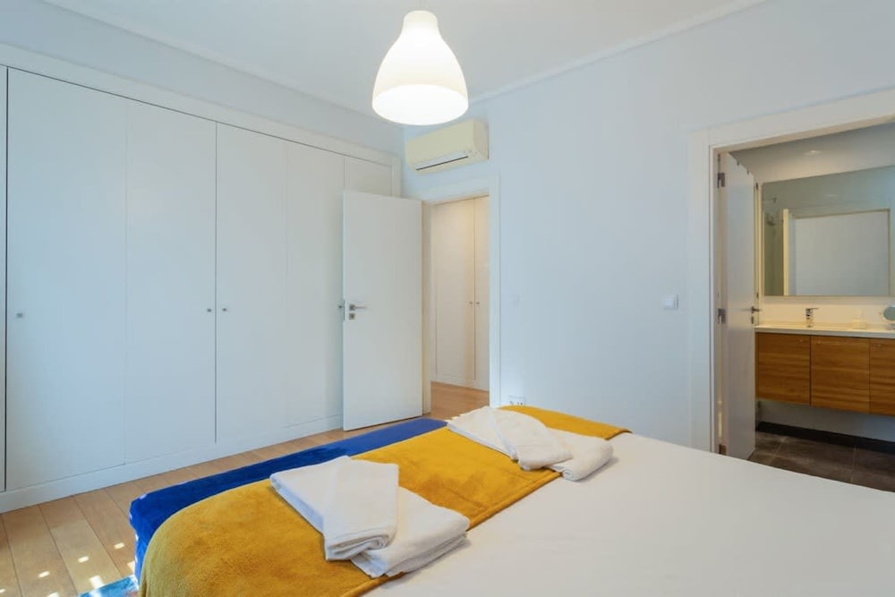 Spacious Lisbon Haven w Lift Garage