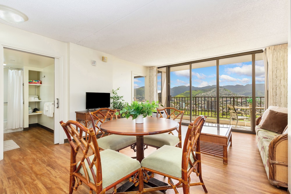 Waikiki Banyan 3409