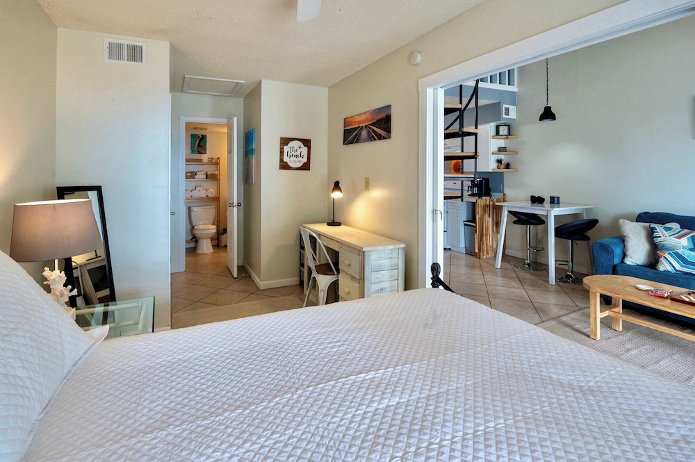 Walk to Beach Pool Sleeps 6!