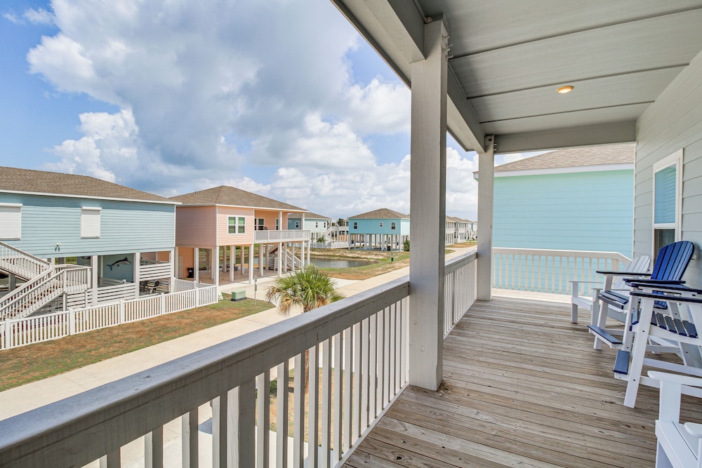 Walk to Water! Home w/ Pool Access in Rockport