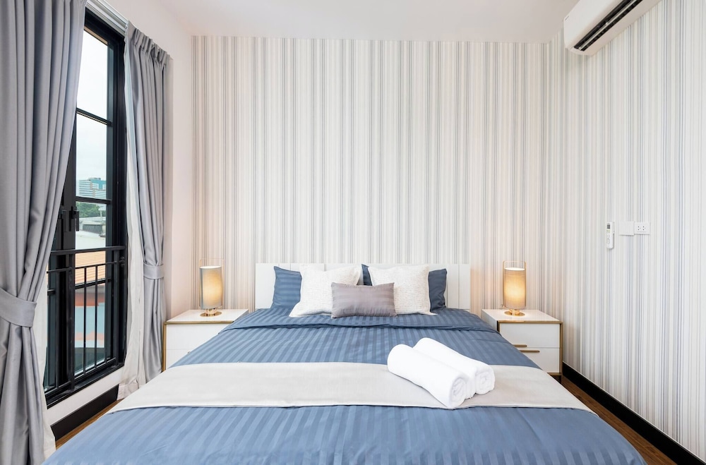 Stylish 7beds Poolhouse With Cinema & Lift - 2min to BTS