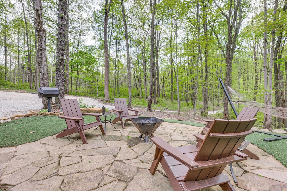 Secluded Cabin w/ Hot Tub in Hocking Hills