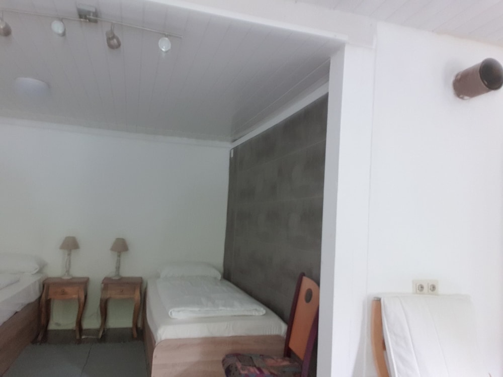 Tobetour 1 en Leiwen — hotel room