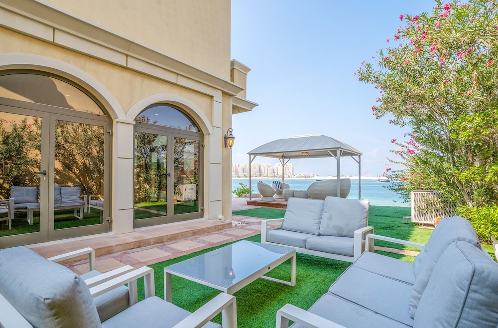 5BR Beach & pool villa in Palm