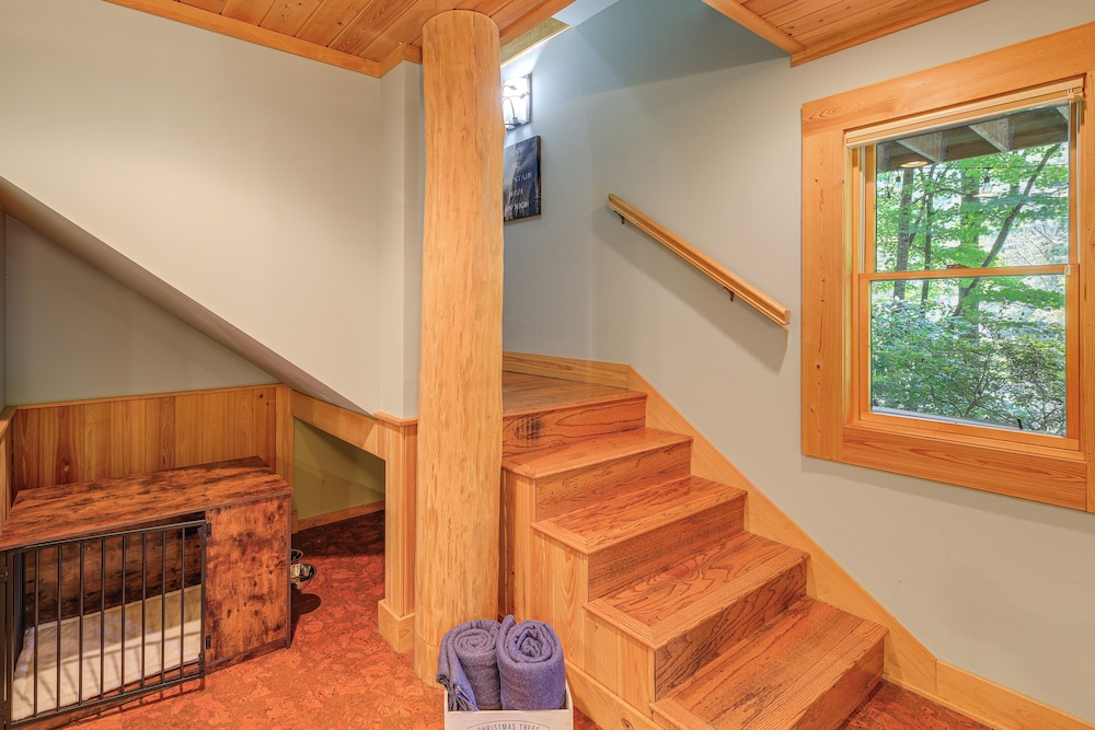 Near Boone-custom Built Cabin: 3 BR 3 BA W/hot Tub