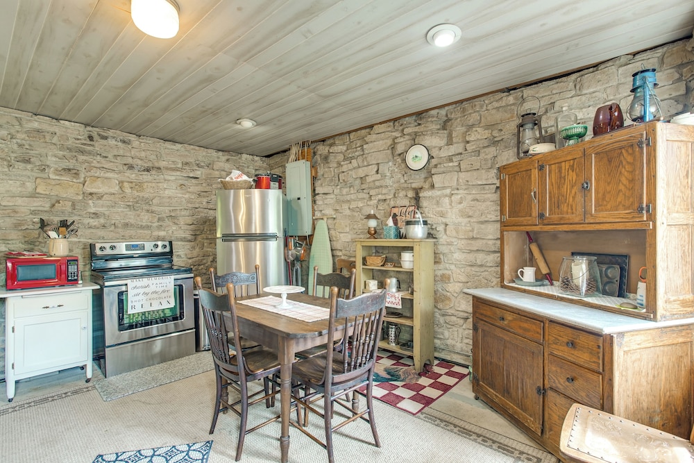 3 Mi to River: 11-acre Retreat in Rural Stockport