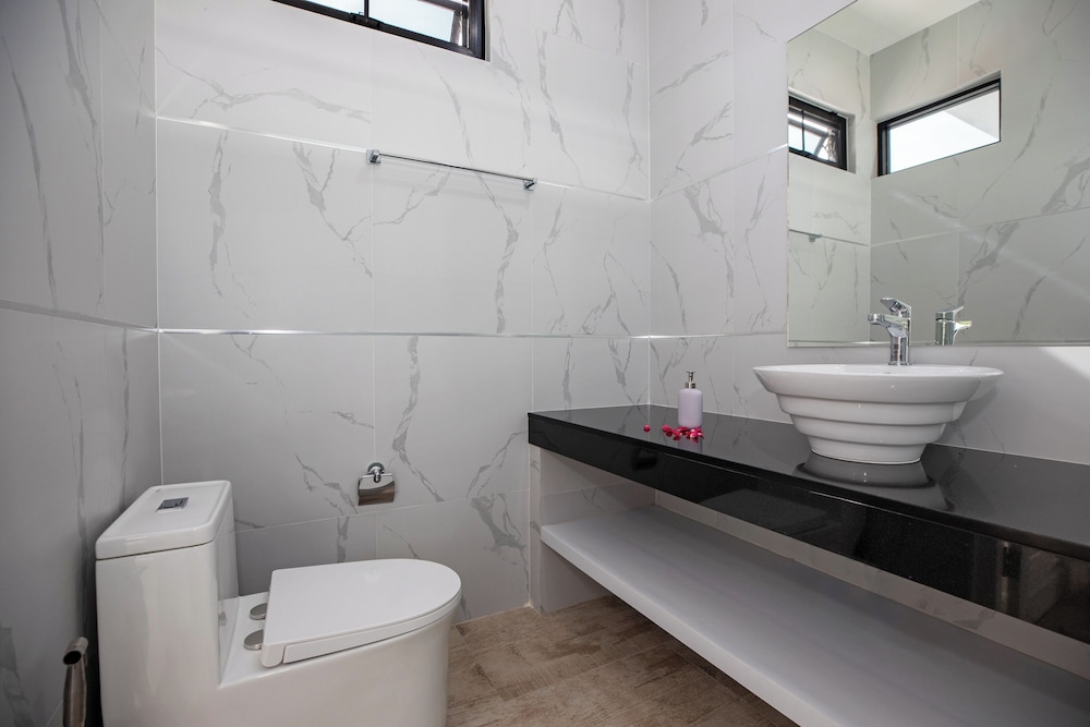 Modern 5 Bedrooms Pool Villa Curtis