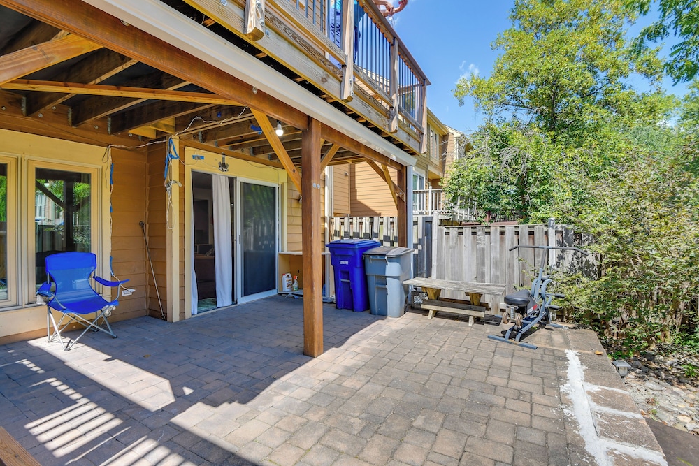 Close to Hospital & Dulles: Herndon Townhome