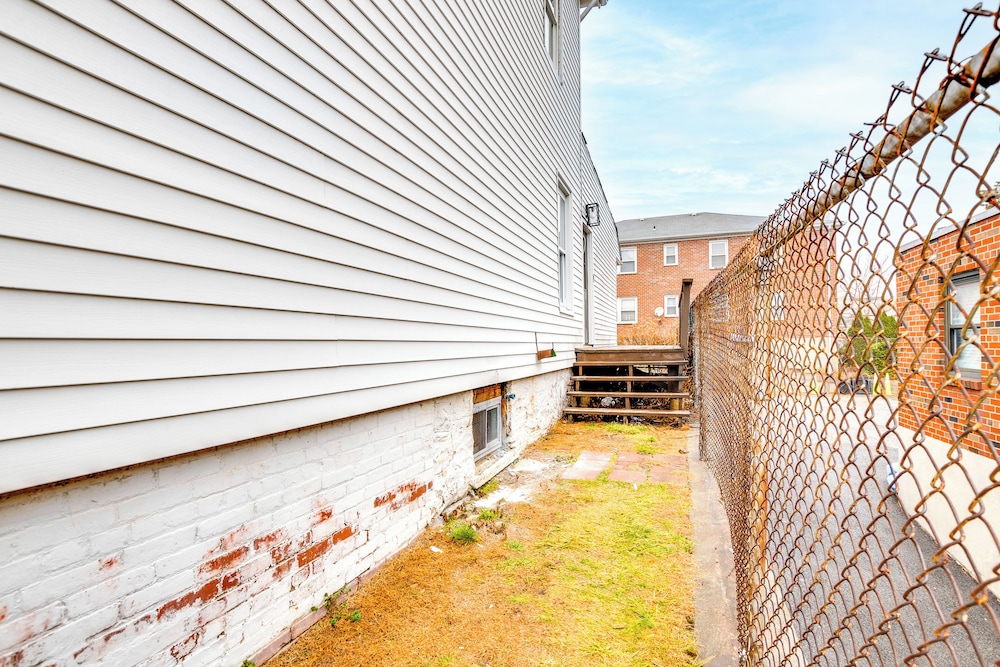 Centrally Located & Pet Friendly: Yonkers Studio!