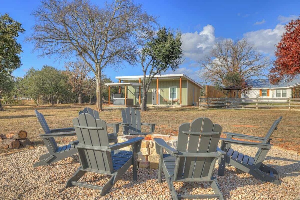 Family-friendly Hill Country Retreat Sleeps 11 + Hot Tubs