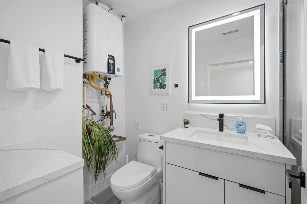 Not Affected by the Fire/modern 5BR Home With Full Amenities & Parking #2