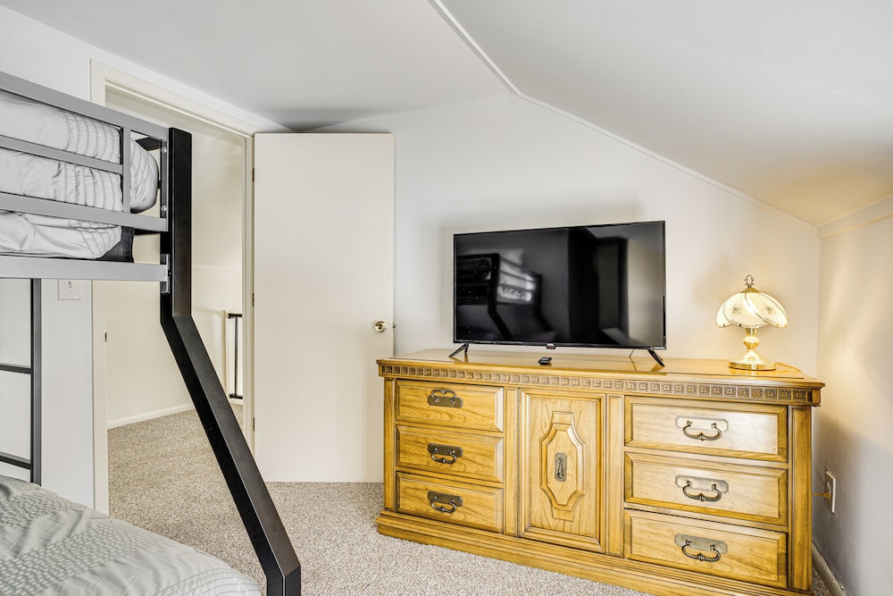 2 Mi to Road America: Pet-friendly Duplex!
