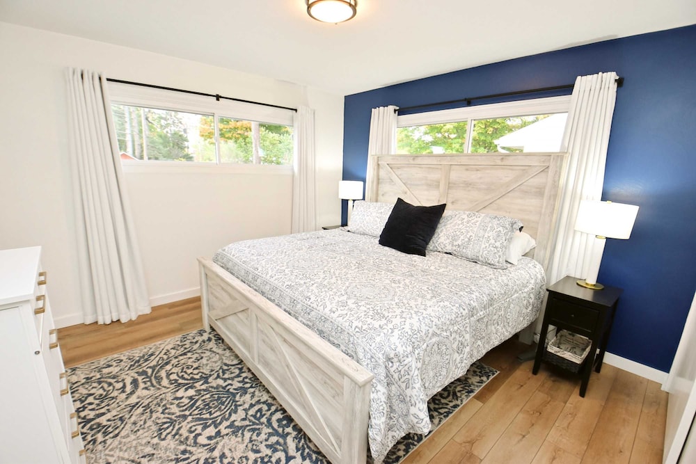 Modern 5 Bedroom Home Sleeps up to 12 15 min Walk to ND 2329