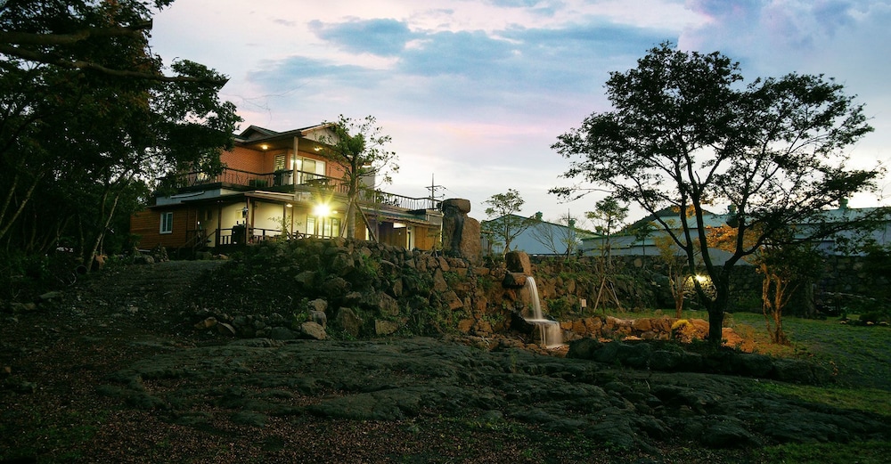 Gotjawal Geomun Oreum Pension