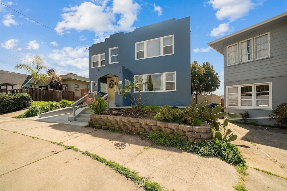 Centrally Located 2 Bedrooms Walkable 2 Duplex by Redawning view 5