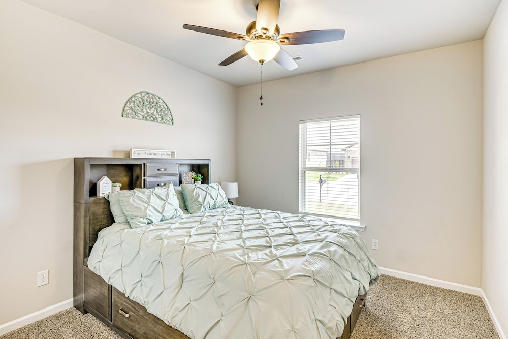 5 Mi to The Square: Athens Home w/ Pool Access!