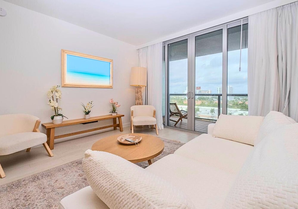 Luxury Ocean Views Apt 1208