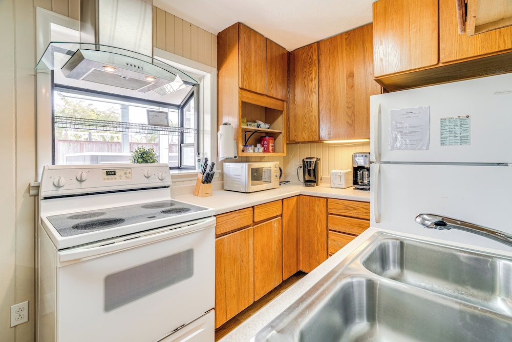 Walk to Poplar Beach: Cozy Coastal Getaway w/ Yard