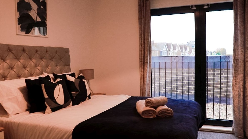 Livestay - 2 Bed Apartment Free Parking Heathrow view 3